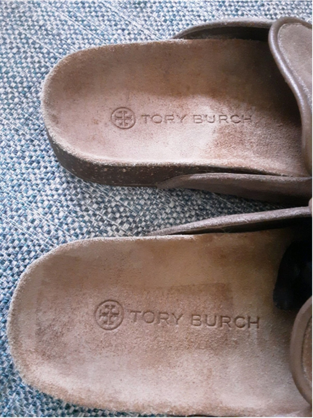 TORY BURCH River Rock Taupe Suede Mules Gold T Charm Bow Cork Insole Sz 5.5 Mint - Picture 5 of 14